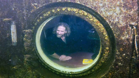 قلل الشيخوخة بجسده.. غواص يحطم الرقم القياسي في المكوث تحت الماء