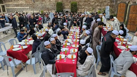 عائلة أردنية تقدم إفطارا رمضانيا للمغتربين منذ 20 عاما.. صور