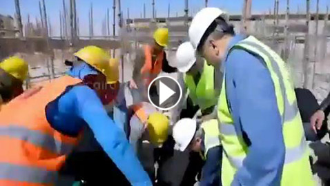 فيديو.. الإعلامي عمرو الليثي يصرخ الحقوني عند سقوطه من الطابق الثالث