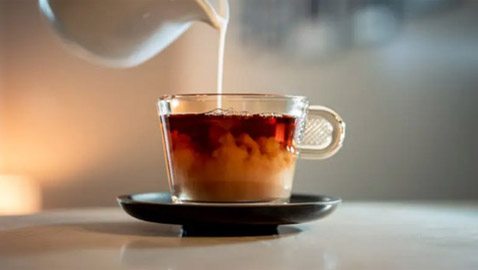 7 آثار جانبية سلبية للإكثار من تناول الشاي بالحليب!