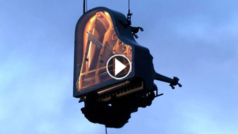 عازف بيانو سويسري يقدم عرضا موسيقيا مميزا على بيانو معلق بالهواء