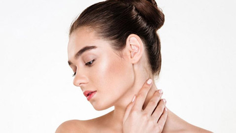 كيف تحصلين على خط فك النجمات Jawline بالمكياج؟