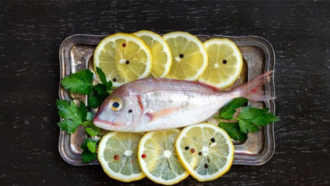 طريقة عمل سمك دنيس بالزيت والليمون غني بالفيتامينات والمعادن