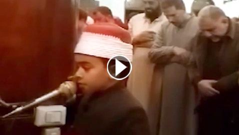 طفل مصري يؤم المصلين في التراويح مرتديا زي الأزهر ويبهر الجميع