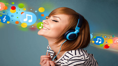 علماء أعصاب يكشفون سر التفاعل مع الموسيقى.. النقر بالقدم والإيماء بالرأس