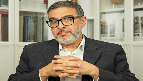 انتخاب جراح فلسطيني رئيسا لأقدم جامعات بريطانيا.. حصل على 80% من الأصوات