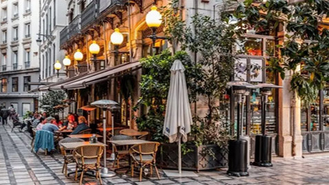 رسوم مقابل الجلوس في الظل.. قانون يثير الجدل في إسبانيا