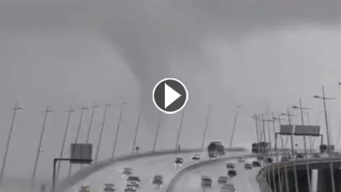 من فوق جسر.. سائق يلتقط مشهدا مرعبا عن قرب لإعصار