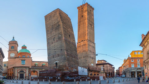 مخاوف من انهيار برج مائل على خلاف نظيره (بيزا)