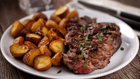 منها اللحم مع البطاطس.. تركيبات غذائية ترهق المعدة