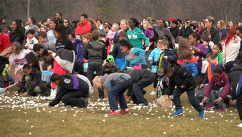 مشهد غير اعتيادي.. المارشملو تتساقط في سماء ديترويت