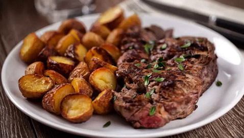 منها اللحم مع البطاطس.. تركيبات غذائية ترهق المعدة