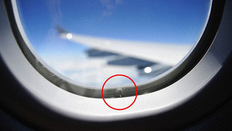 ما هو سر الثقوب الصغيرة في نوافذ الطائرات؟