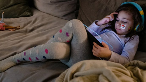 دراسة: الشاشات تؤثر على تطور اللغة لدى الأطفال