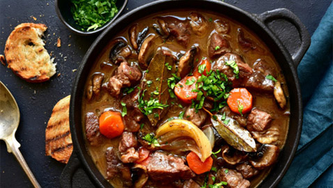 طريقة عمل طاجن اللحم بالبصل وصوص الصويا لوجبة افطار شهية