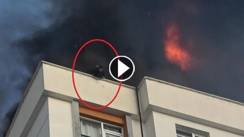 رجل إطفاء تركي يخلص نفسه من نيران حاصرته على سطح بناية (فيديو)