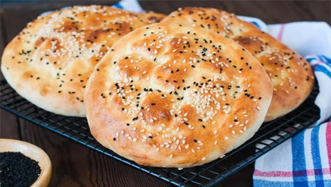 تعرفوا إلى طريقة تحضير خبز رمضان بالسمسم وحبة البركة