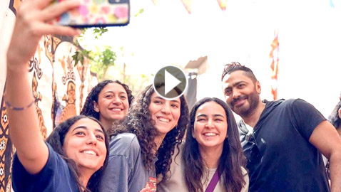 صور: تامر حسني يشارك في إعداد وتوزيع وجبات إفطار مجانية