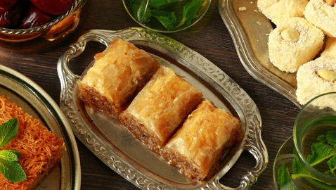 اليكم طريقة تحضير بقلاوة التمر والقشطة