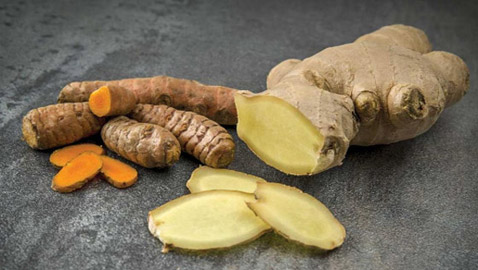 ماذا يحدث لجسمك عند تناول الكركم مع الزنجبيل.. وهل هو آمن؟