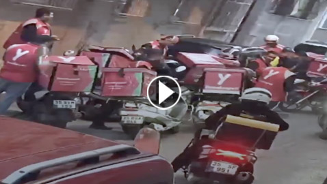 انتقاما من حبيبته السابقة.. أرسل لمنزلها عشرات وجبات التوصيل مع الفواتير! فيديو