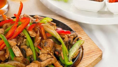 في خلال 30 دقيقة حضري لحم الفاهيتا بالفلفل كوجبة سريعة التحضير وتناوليها بجانب البطاطس المقلية المقرمشة.