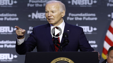 أحدث زلات لسان الرئيس بايدن.. كتبوا له (وقفة) ليصمت فقرأها ضمن خطابه