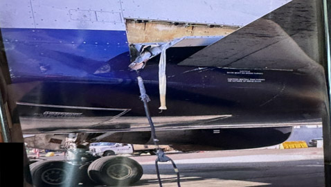 أثناء تحليقها.. منزلق الطوارئ يسقط فجأة من طائرة بوينغ