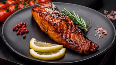 إليكم طريقة تحضير سلمون بدبس الرمان الشهي