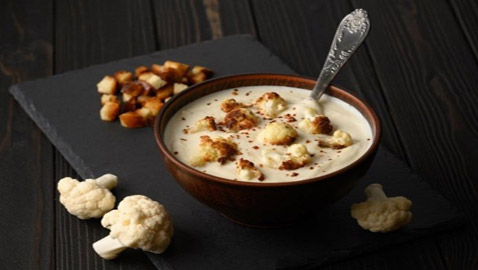 إليكم طريقة تحضير شوربة القرنبيط بالكريمة وجبن الشيدر