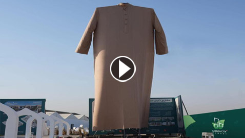 العراق يدخل موسوعة غينيس بخياطة أكبر دشداشة في العالم.. فيديو