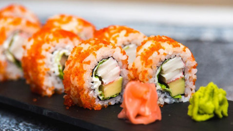إليكم طريقة عمل سوشي بالسلمون اللذيذ
