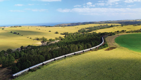 القطارات الفاخرة.. رحلات ساحرة بين الفخامة وجمال الطبيعة