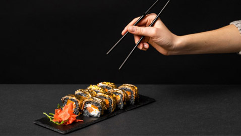 بدأ تناوله منذ 5000 سنة وتحول اليوم مصدر جذب في المطاعم الفاخرة.. هل الذهب الصالح للأكل سام حقاً؟