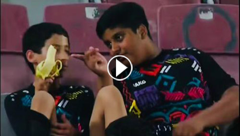 دعابة عفوية بين طفلين بملعب في قطر تثير تفاعلاً واسعاً (فيديو)