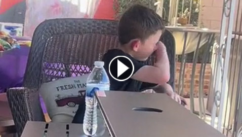 لم يحضر أحد حتى جده وخاله.. طفل يجلس وحيدا يبكي في عيد ميلاده