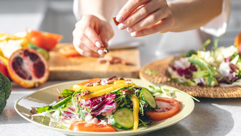 وصفات سلطة صحية لذيذة للغاية.. تشعركِ بالشبع