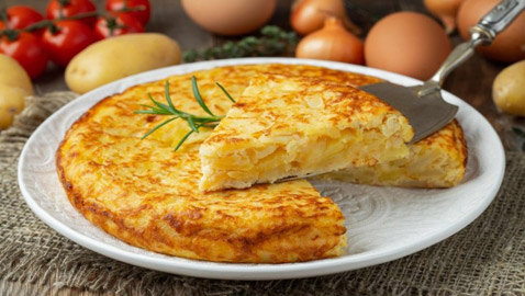 إليكم طريقة تحضير أومليت بيض بالبطاطس بمذاق شهي