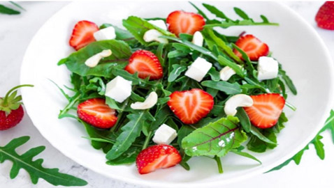 البكم طريقة تحضير سلطة جرجير بجبن الفيتا والفراولة