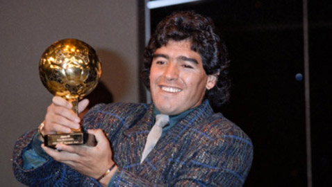 عرض كرة مارادونا الذهبية في مزاد يثير أزمة كبيرة.. اختفت منذ عقود قبل ظهورها بباريس والورثة يقولون إنها سُرقت