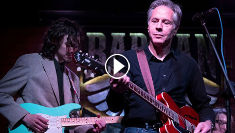 فيديو... وزير الخارجية الأمريكية بلينكن يعزف على الجيتار ويغني للحرية