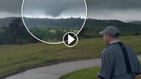 شاهد لحظة تشكّل إعصار أمام لاعبي غولف