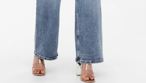 الجينز يتألق بأرجل واسعة في الصيف