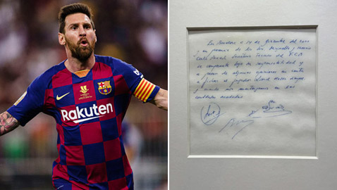 صور: منديل كُتب عليه عقد انتقال ميسي لبرشلونة يباع بمليون دولار