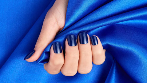 طلاء أظافر باللون الأزرق الداكن موضة ربيع وصيف 2024.. اختاريه بدرجات مختلفة