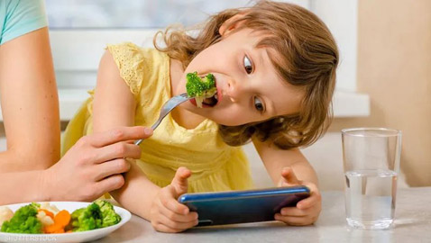 ‎دراسة تربط الوزن الزائد لدى الأطفال بالهاتف والتلفزيون.. كيف؟