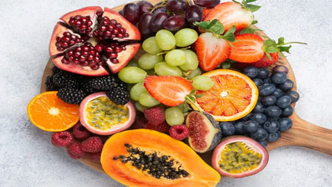 منها الكيوي والرمان.. 5 فواكه نتناولها بطريقة خاطئة