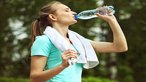 مع ارتفاع درجات الحرارة.. 8 نصائح للحفاظ على رطوبة الجسم