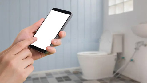 تنتهي بمرض.. تحذير من استخدام الهاتف داخل الحمام