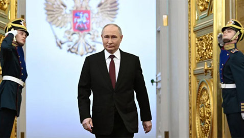 بوتين يلمح لسبب نجاة مرافقي رئيس إيران بالمروحيتين الأخريين